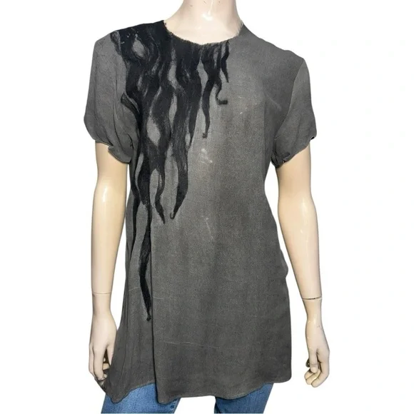 Lost & Found Ria Dunn Women’s Sz M Gray Black Wearable Art Silk Short Sleeve Top